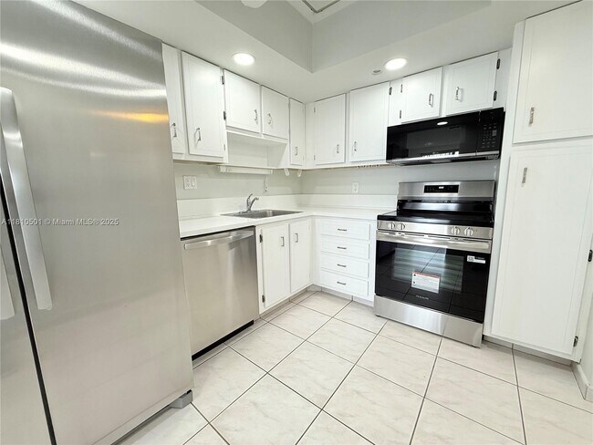 Building Photo - 1300 St Charles Pl