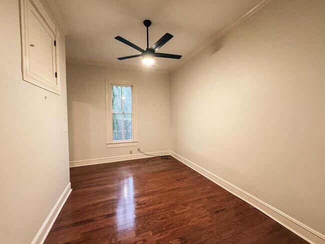 Building Photo - 305 W Brazos St