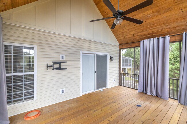 Building Photo - 1100 Winterberry Ln