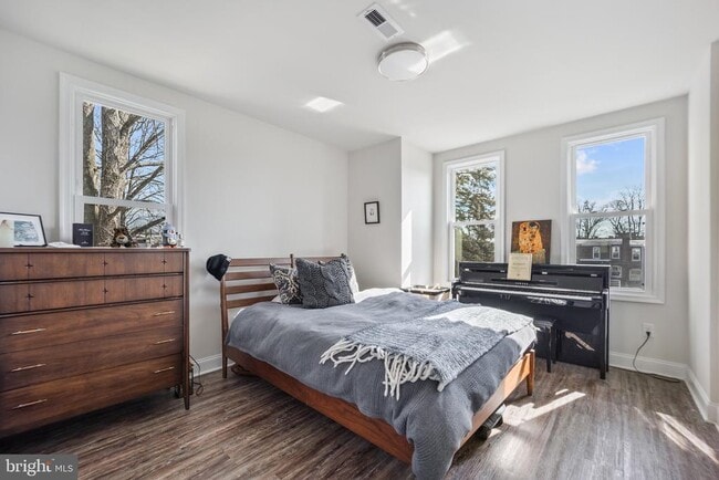 Building Photo - 306 E Front St