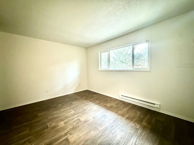 Building Photo - Freshly Updated Top Floor One Bedroom w/ Fresh Paint, New Shower Surround & Stainless Appliances~...