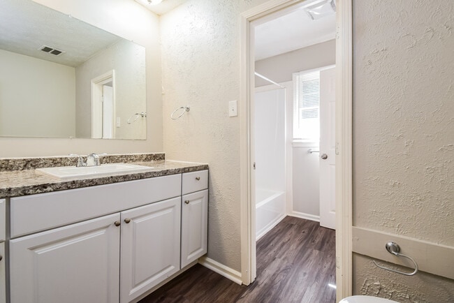 Building Photo - 1821 Pine Creek Dr