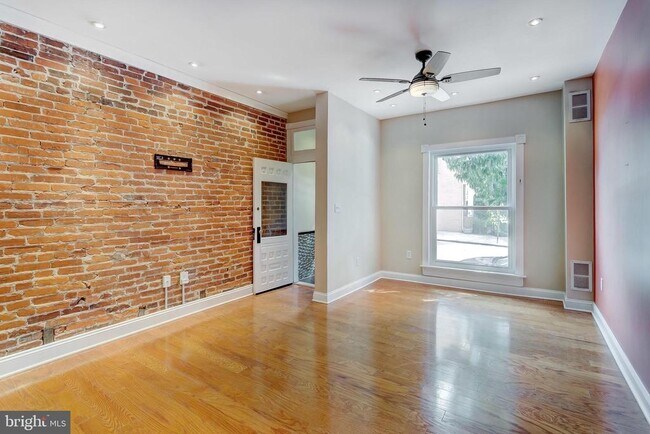 Building Photo - 806 S Clinton St