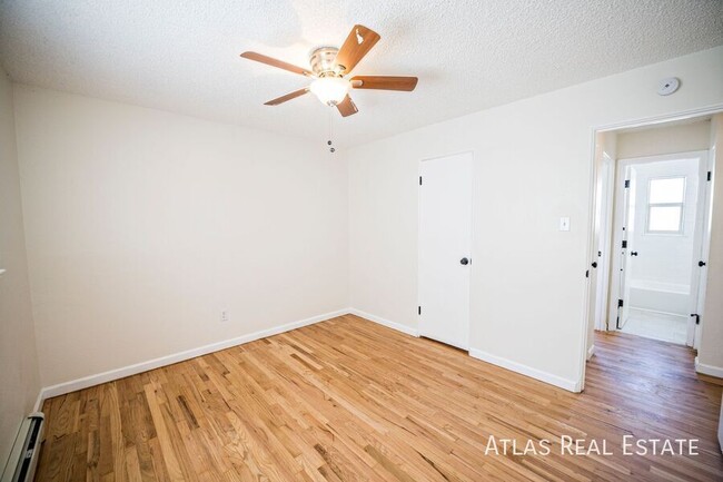 Building Photo - NEWLY REFRESHED CORNER UNIT - Beautiful 2b...