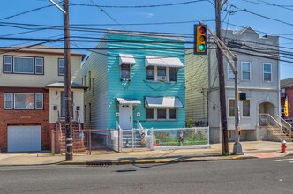 Building Photo - 404 Danforth Ave