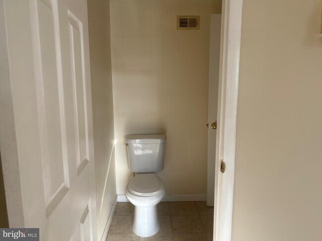 Building Photo - 16 N Pendleton Ct