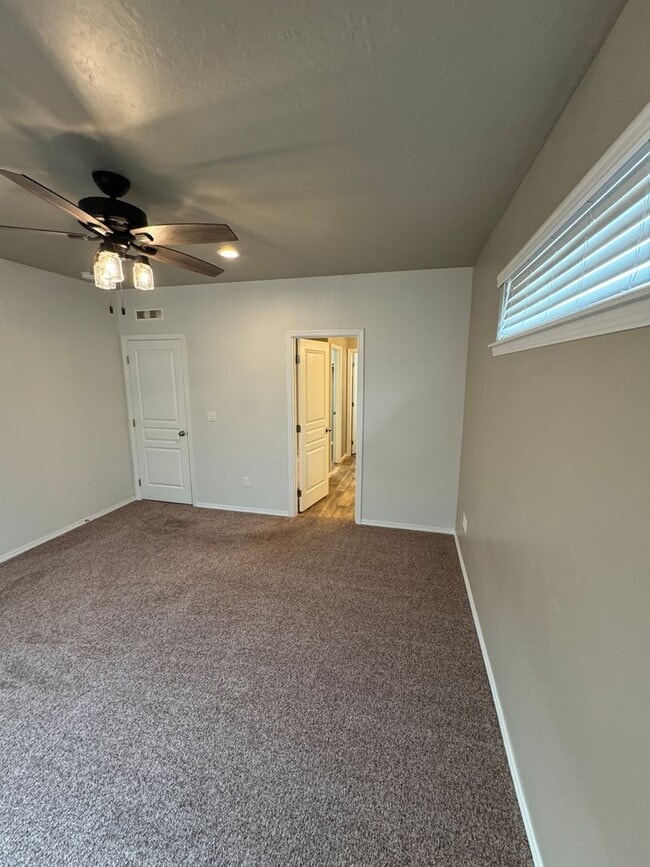Building Photo - Charming 3-bedroom, 2-bathroom home locate...