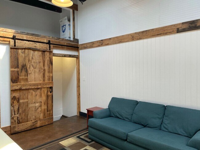 Building Photo - 1/2 off 1 month-Charming Industrial 4 Bedroom/4 Bathroom Apartment in Pigtown, MD!