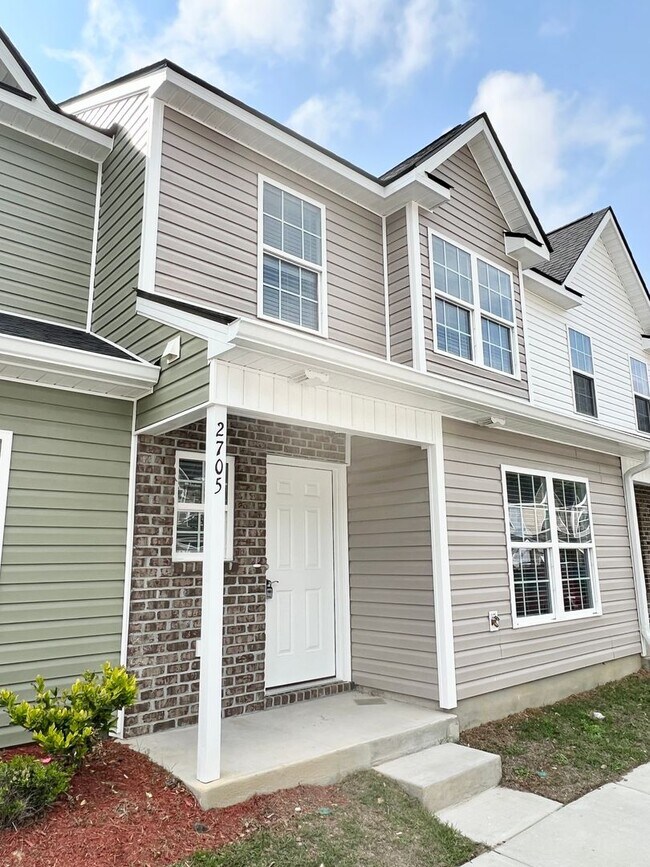 Building Photo - MOVE IN READY - FOUR Bedrooms! Master suite on both levels! Great Conway Location!