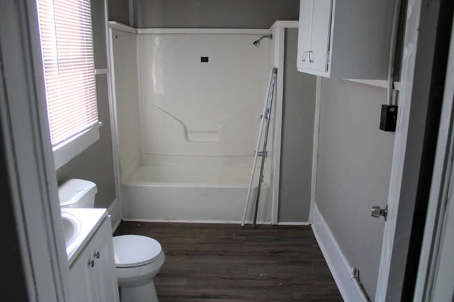 Building Photo - This remodeled charmer is close to Tech and ready for new tenants 7-15-26