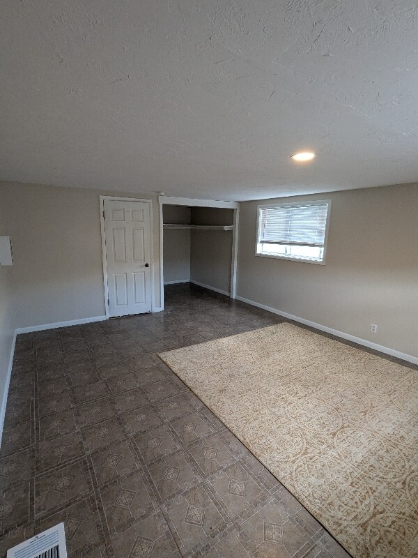 Building Photo - 106 E 1st S