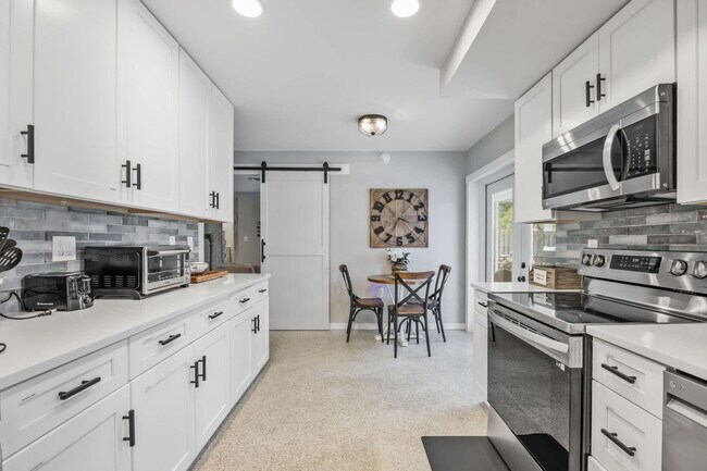 Building Photo - 366 W Osceola Ln