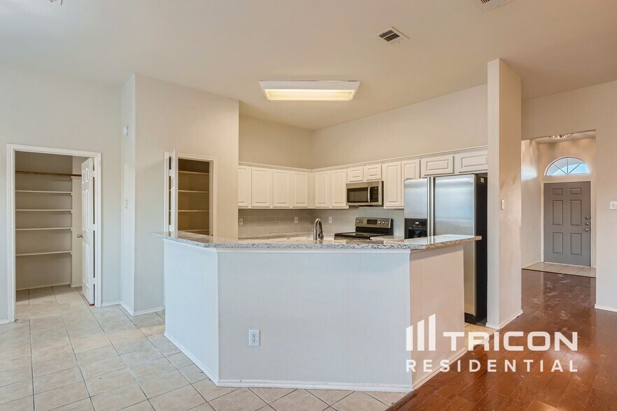 Building Photo - 1140 High Point Dr