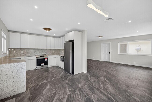 Building Photo - 4442 Sea Grape Dr