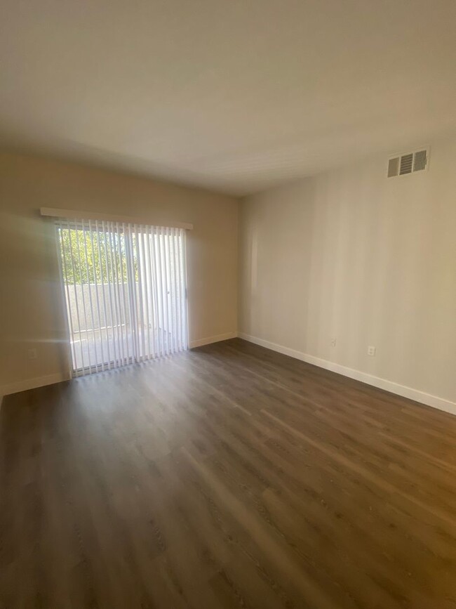 Building Photo - Cozy 1 bedroom condo conveniently located ...