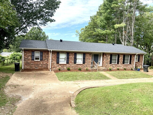 Building Photo - 2206 Country Club Ln