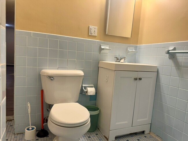 Building Photo - 32 Whites Ave