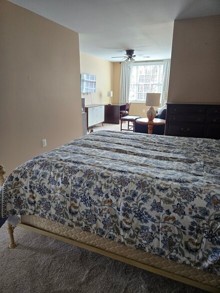 Building Photo - 222 N View Cir