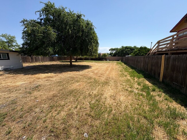 Building Photo - Spacious Dinuba Home Rent Ready!