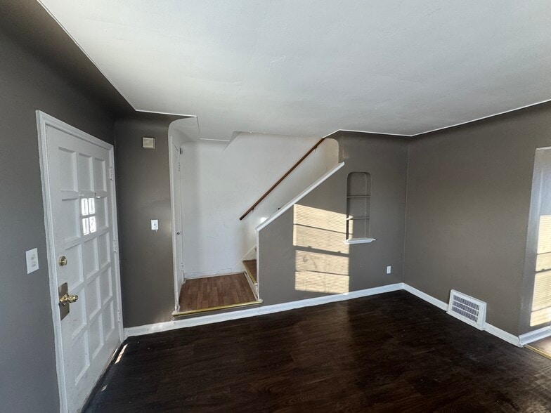 Building Photo - 9200 Evergreen Ave