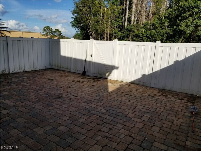 Building Photo - 3638 Pine Oak Cir