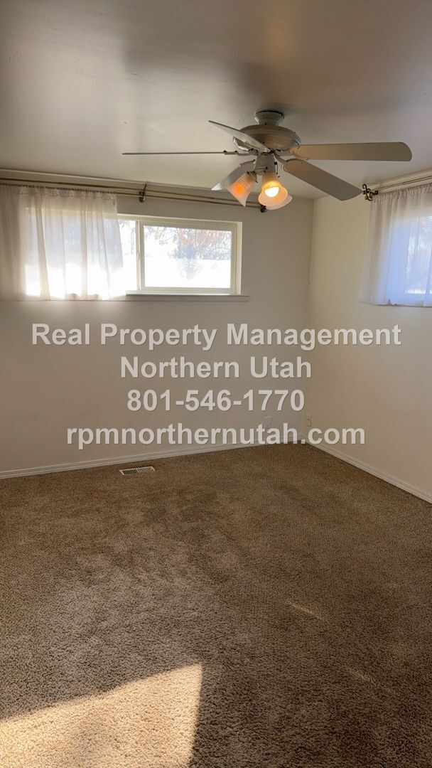 Building Photo - 5 Bedroom 2 Bath Home In Kaysville Available!