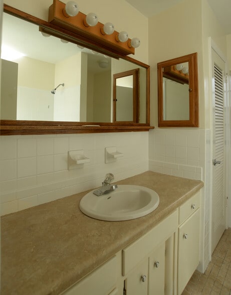 Building Photo - 1018 Park Dr