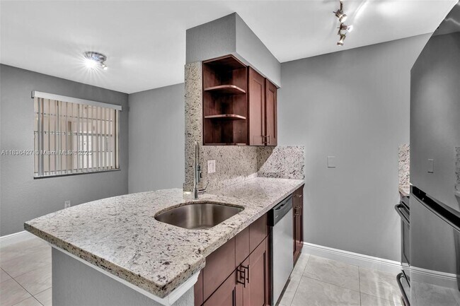 Primary Photo - 2880 N Oakland Forest Dr