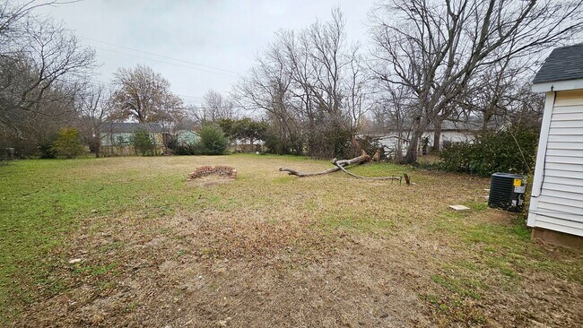 Building Photo - Remodel-Lots of Yard Space-3 Bed/2 Bath