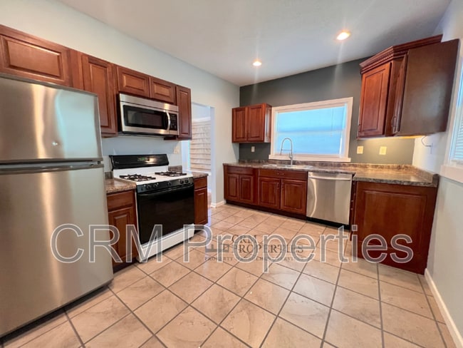 Building Photo - 414 W King St