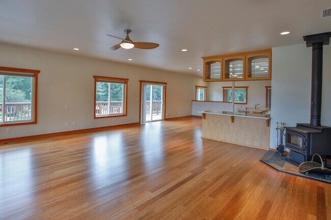Building Photo - Country Home on Acreage and Pet Friendly!