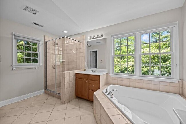 Building Photo - Beyond Stunning Home!