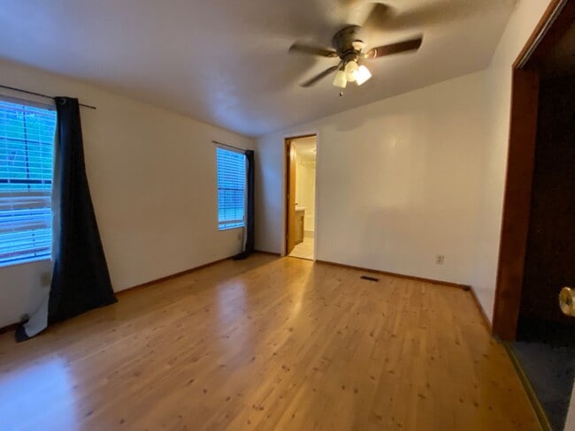 Building Photo - 3 Bedroom, 2 Bath home just outside of Liv...