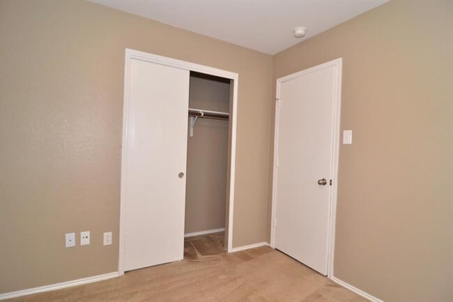 Building Photo - 806 Municipal Dr