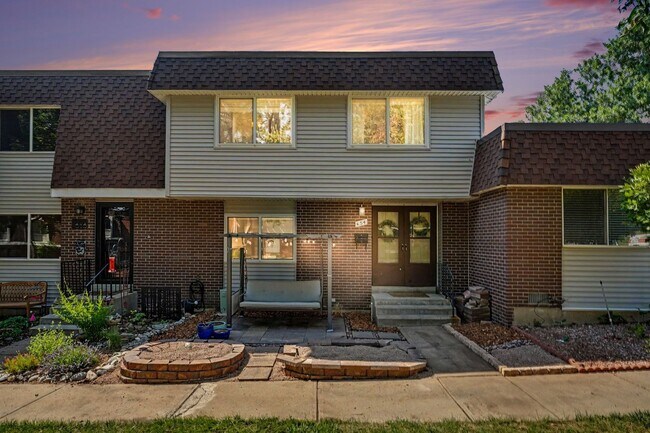 Building Photo - Modern 3-Bedroom Townhome Featuring an Updated Kitchen and Spacious Primary Suite
