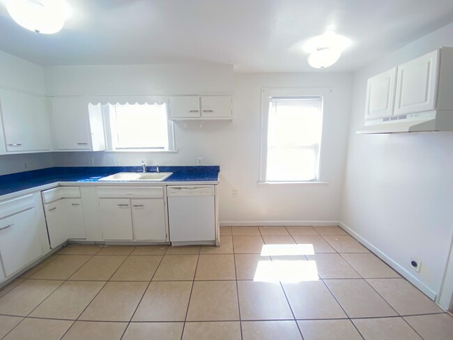 Building Photo - 3 bdm 1/5 bath  *** Section 8 Approved***