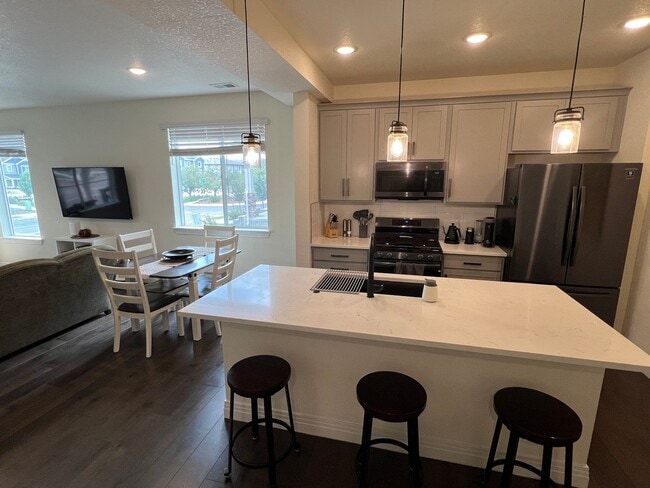 Building Photo - Students Welcome! 2 Story townhome in Registry Ridge---furnished option available