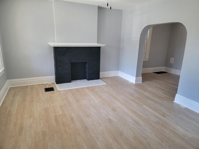 Building Photo - 1106 E Whittier St