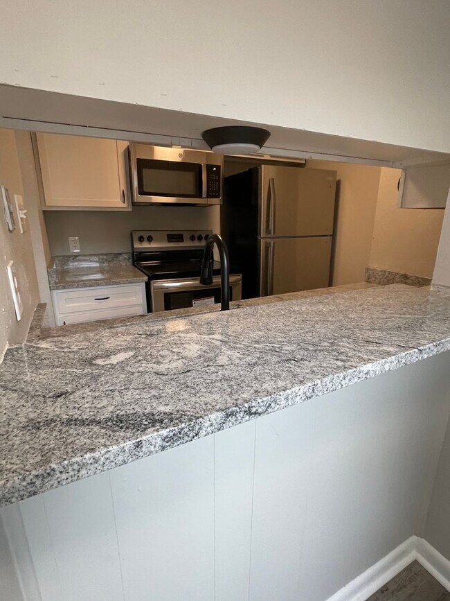 Building Photo - 2Bd/1.5Ba Townhouse located on the Germantown/Memphis Line!