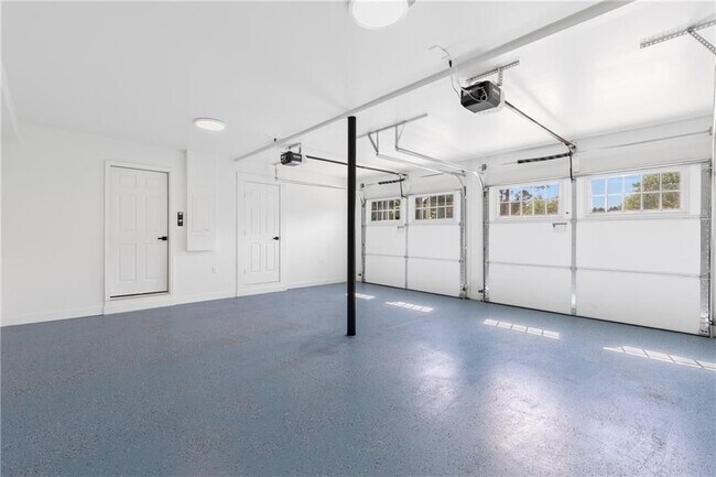 Building Photo - 1296 Hilton Dr