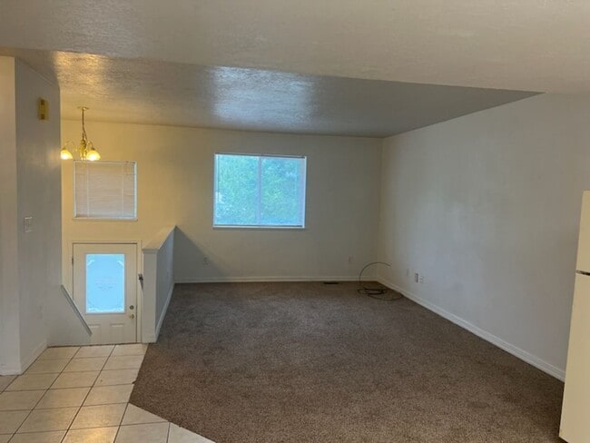 Building Photo - HUGE 6 bed 3 bath Home in Pocatello