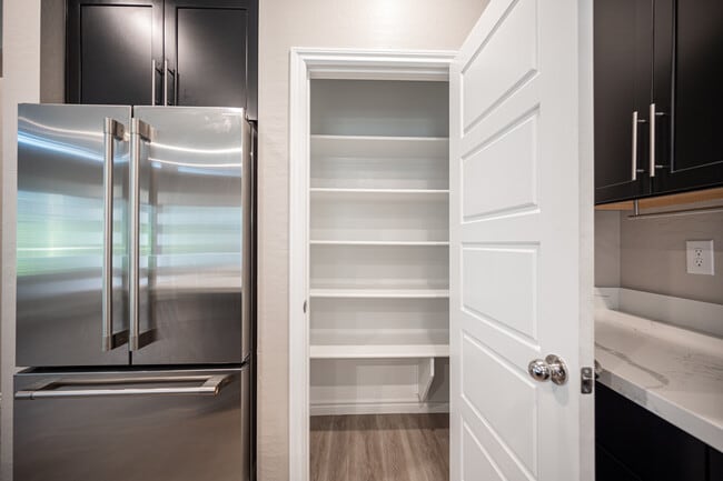 Building Photo - 600 N Carriage Hill Dr