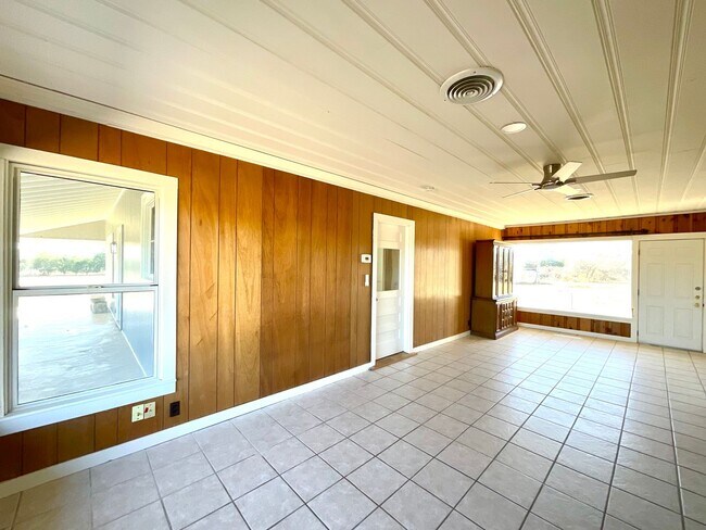 Building Photo - **APPLICATION RECEIVED**  Charming Home on 2 Acres Outside Burnet – Wood Floors, Bonus Room & Ani...