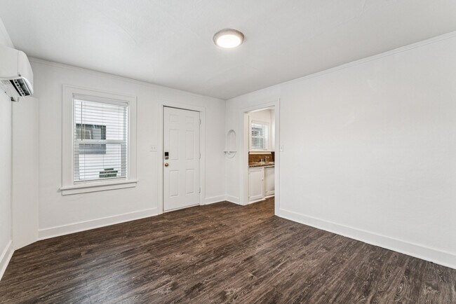 Building Photo - 907