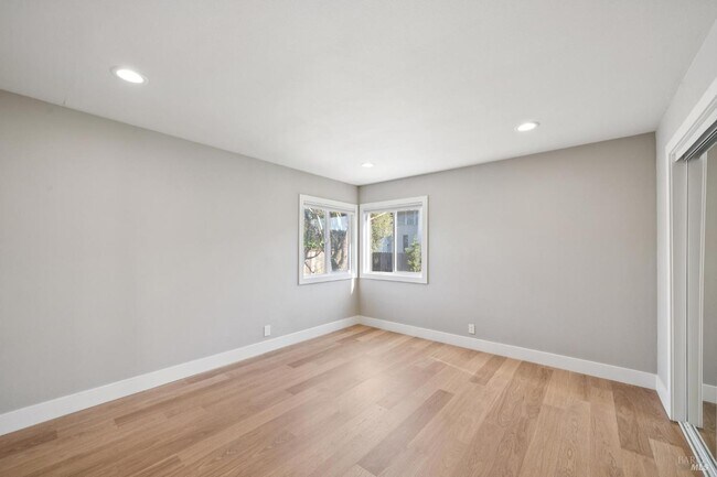 Building Photo - 918 Las Pavadas Ave