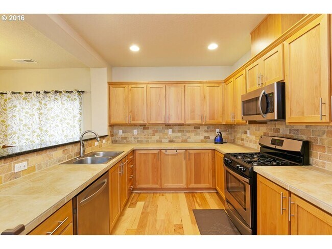 Building Photo - 345 NE 105th Ave