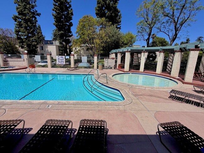 Building Photo - Bright & Updated 2bed 1 bath Tarzana Condo in Gated Community!