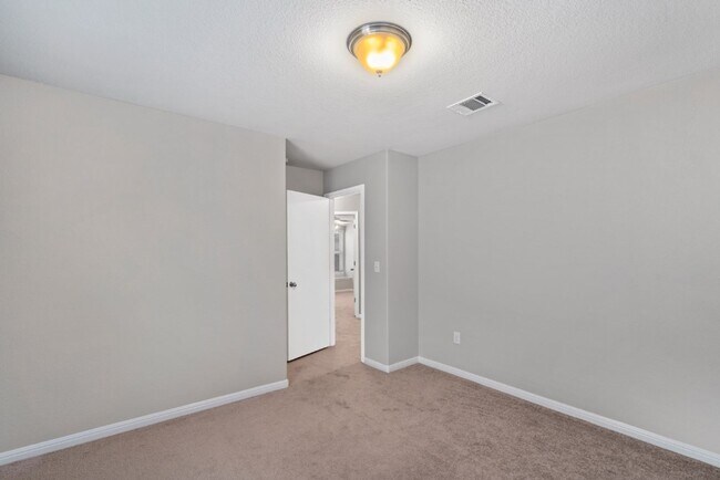 Building Photo - 341 Twisted Oaks Ln