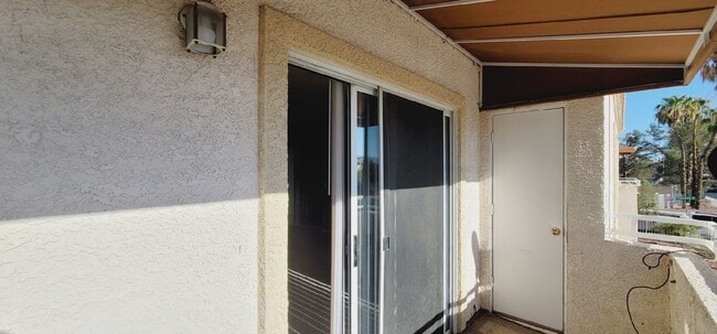 Building Photo - 1900 N Torrey Pines Dr