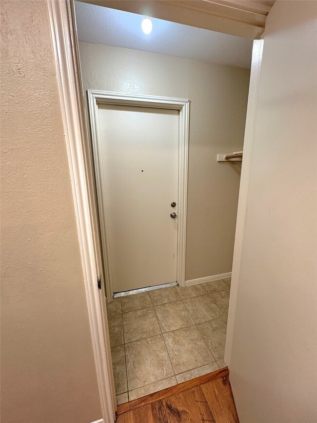 Building Photo - 1014 Stoneleigh Ct